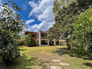 Casa de venta en Puembo, sector Club de Polo, exclusivo sector, amplio jardín