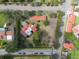 Casa de venta en Puembo, sector Club de Polo, exclusivo sector, amplio jardín