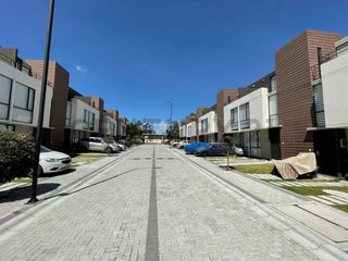 VENTA DE CASA EN CONJUNTO PRIVADO MITAD EL MUNDO