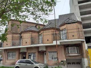 Foto 1 de Casa en venta - 4 Dormitorios 4 Baños - Cochera - 148mts2 - Bernal Este
