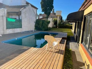 Foto 2 de CHALET 4 AMB CON AMPLIO PARQUE CON PILETA Y GARAGE QUINCHO P/ 3 AUTOS EN BARRIO SANTA MONICA