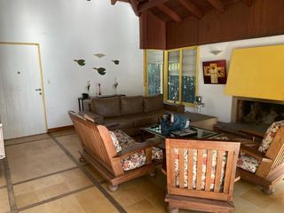 Foto 4 de CHALET 4 AMB CON AMPLIO PARQUE CON PILETA Y GARAGE QUINCHO P/ 3 AUTOS EN BARRIO SANTA MONICA