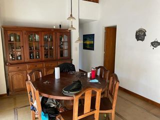 Foto 5 de CHALET 4 AMB CON AMPLIO PARQUE CON PILETA Y GARAGE QUINCHO P/ 3 AUTOS EN BARRIO SANTA MONICA