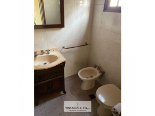 Foto 9 de RETASADO !! Casa en venta de 6 ambientes con garaje doble