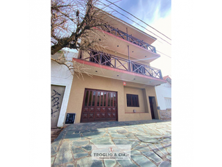 Foto 1 de RETASADO !! Casa en venta de 6 ambientes con garaje doble