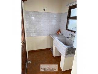 Foto 8 de RETASADO !! Casa en venta de 6 ambientes con garaje doble