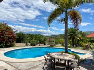 Foto 56 de ESPECTACULAR QUINTA CON PISCINA, AMOBLADA, YUNGUILLA