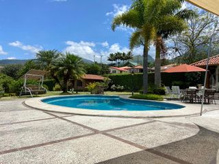 Foto 38 de ESPECTACULAR QUINTA CON PISCINA, AMOBLADA, YUNGUILLA