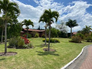 Foto 4 de ESPECTACULAR QUINTA CON PISCINA, AMOBLADA, YUNGUILLA