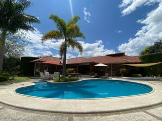 Foto 1 de ESPECTACULAR QUINTA CON PISCINA, AMOBLADA, YUNGUILLA