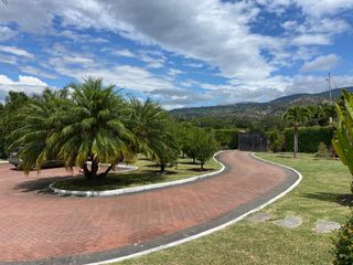 Foto 7 de ESPECTACULAR QUINTA CON PISCINA, AMOBLADA, YUNGUILLA
