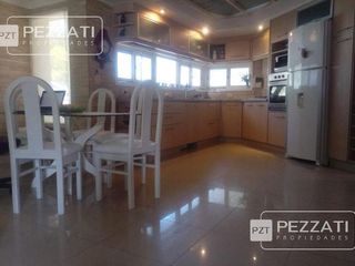 Foto 4 de Chalet. Los Pinares.Tres dormitorios. Quincho. Parque