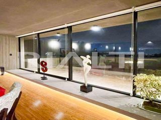 Foto 3 de Casa por estrenar con patio y diseño único en San Juan de Cumbayá
