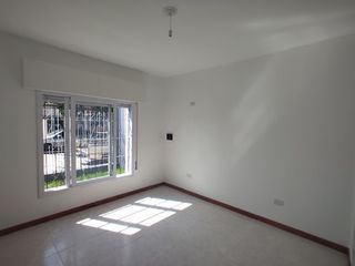 Foto 6 de Retasado Venta Casa 3 dormitorios cochera pasante 3 autos quincho asador Escritura en Ameghino Norte U$S65.000.