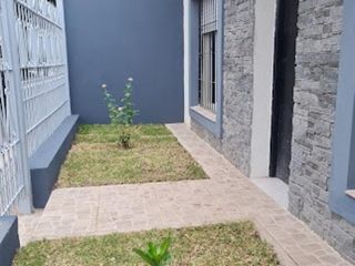 Foto 1 de Retasado Venta Casa 3 dormitorios cochera pasante 3 autos quincho asador Escritura en Ameghino Norte U$S65.000.