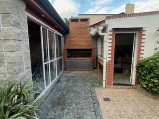 Foto 18 de Casa de 4 Ambientes y garaje doble en Banfield.