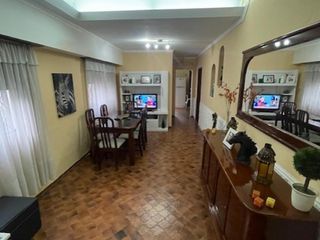 Foto 5 de Casa de 4 Ambientes y garaje doble en Banfield.