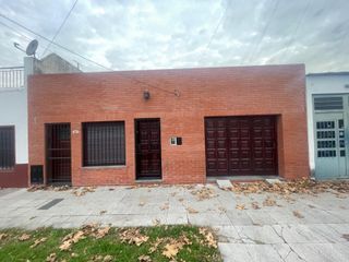 Foto 2 de Casa de 4 Ambientes y garaje doble en Banfield.