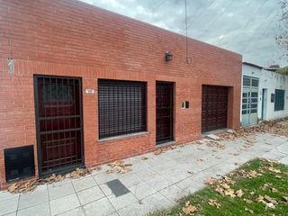 Foto 1 de Casa de 4 Ambientes y garaje doble en Banfield.