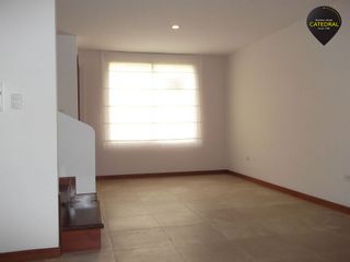 Casa de arriendo en Urb.Jacaranda - Santa María Sayausi – código:9035