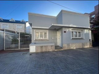 Foto 1 de Casa 5 ambientes con quincho en venta en San Jose