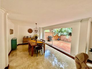 Casa de dos niveles en venta en El Poblado sector San Lucas