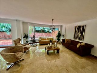 Casa de dos niveles en venta en El Poblado sector San Lucas