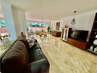 Casa de dos niveles en venta en El Poblado sector San Lucas