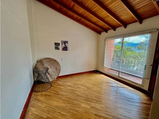 Casa de dos niveles en venta en El Poblado sector San Lucas