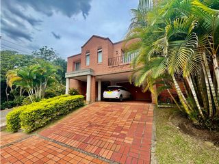 Casa de dos niveles en venta en El Poblado sector San Lucas