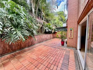 Casa de dos niveles en venta en El Poblado sector San Lucas