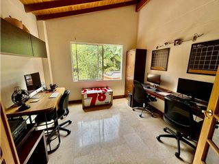 Casa de dos niveles en venta en El Poblado sector San Lucas