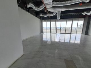 Foto 2 de Alquiler de oficina de estreno bien iluminada en edificio seguro
