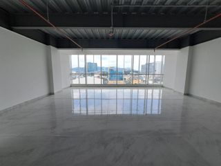 Foto 1 de Alquiler de oficina de estreno bien iluminada en edificio seguro
