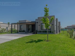 Foto 1 de VENTA CON RENTA casa 3 dormitorios en El Naudir MB