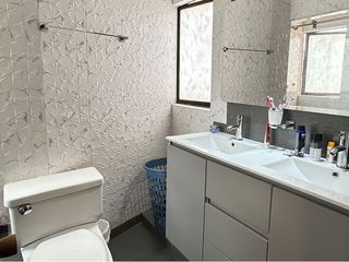 Lindo apartamento remodelado con balcn en una estratgica ubicacin