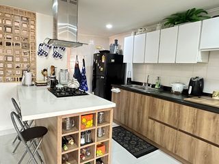 Lindo apartamento remodelado con balcn en una estratgica ubicacin