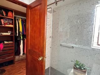 Lindo apartamento remodelado con balcn en una estratgica ubicacin