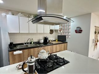 Lindo apartamento remodelado con balcn en una estratgica ubicacin