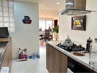 Lindo apartamento remodelado con balcn en una estratgica ubicacin