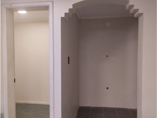 Foto 3 de Mariana de Jesús, Oficina  Amoblada en Renta, 450m2, 2 Ambientes