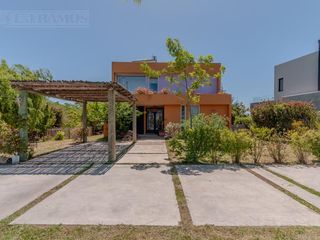 Foto 3 de Casa sobre el lago en venta en el Barrio Vistas