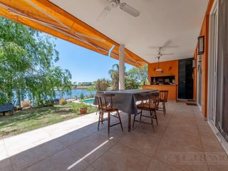 Foto 1 de Casa sobre el lago en venta en el Barrio Vistas