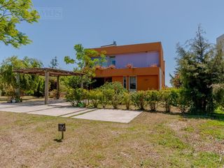 Foto 2 de Casa sobre el lago en venta en el Barrio Vistas