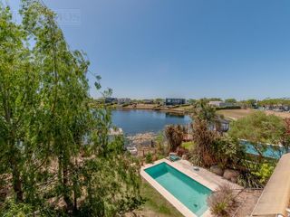 Foto 21 de Casa sobre el lago en venta en el Barrio Vistas