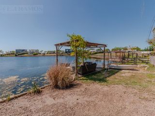 Foto 5 de Casa sobre el lago en venta en el Barrio Vistas