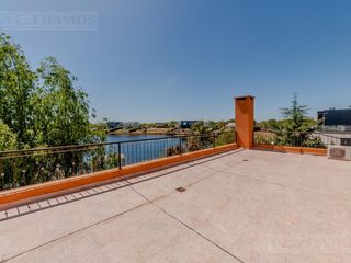 Foto 19 de Casa sobre el lago en venta en el Barrio Vistas