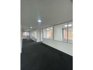 Foto 13 de RENTO OFINA REMODELADA EN LA 77 CON 11