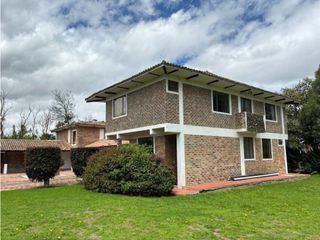 Foto 1 de Casa con lote en venta en Los Pinos Club de Polo