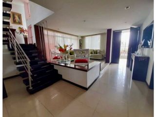 Foto 2 de Casa esquinera de tres pisos en venta - Barrio Las Mercedes Palmira